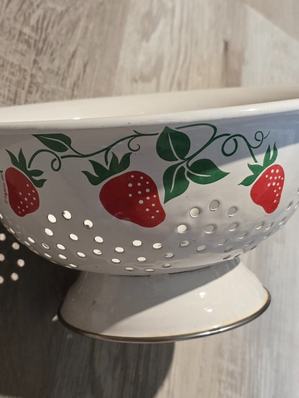 Vintage 1983 Teleflora White Enamel Strawberry Colander Strainer 8"